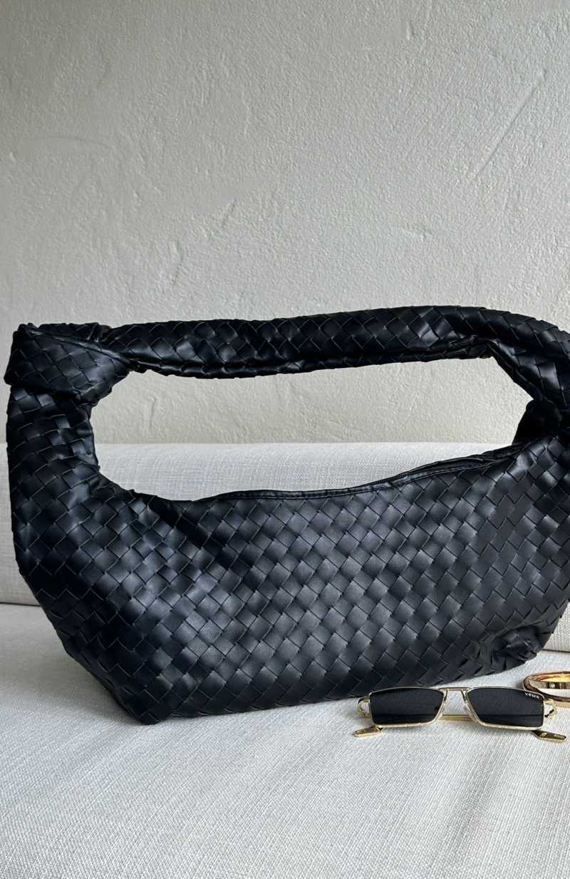 White Fox Lexi Shoulder Bag Black | COSTEM-134