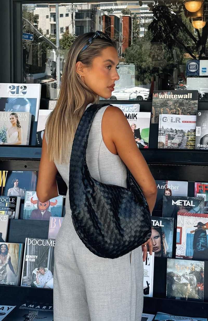 White Fox Lexi Shoulder Bag Black | COSTEM-134