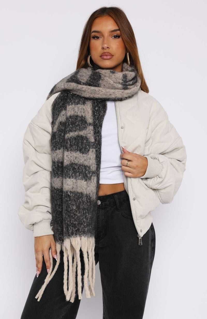 White Fox Warm Hug Scarf Black/White | ZRTIOX-950
