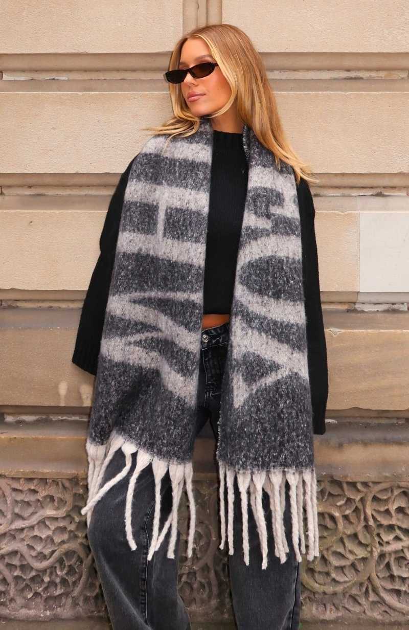 White Fox Warm Hug Scarf Black/White | ZRTIOX-950