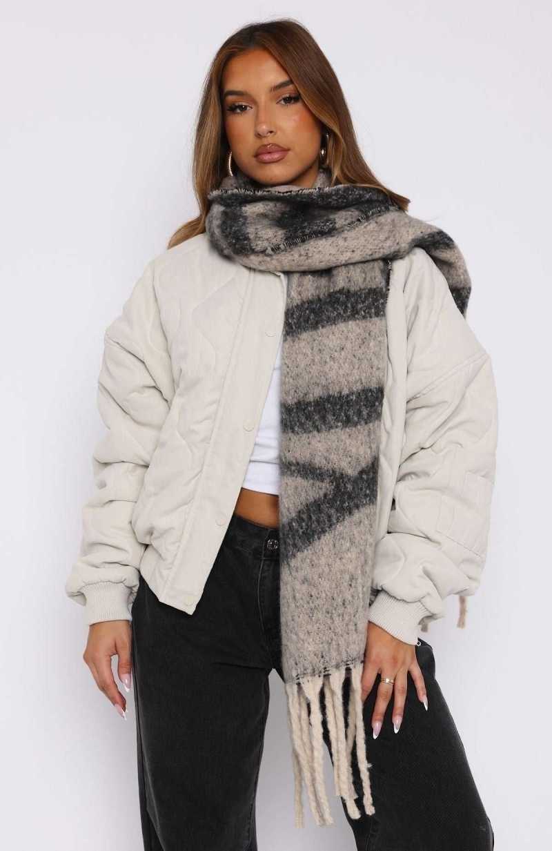 White Fox Warm Hug Scarf Black/White | ZRTIOX-950