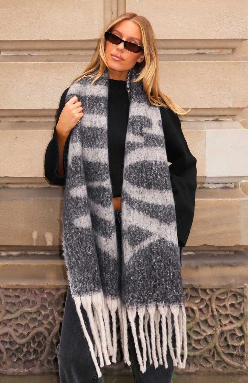 White Fox Warm Hug Scarf Black/White | ZRTIOX-950